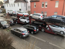 Sattelzug mit Autos