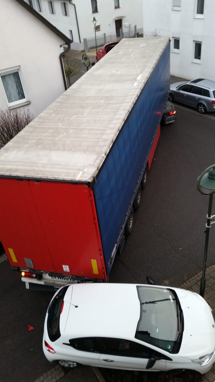 Schaden am PKW durch abbiegenden LKW